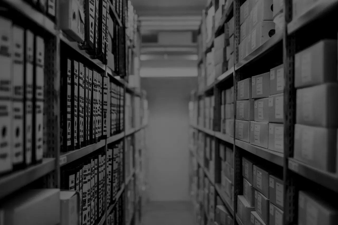Archivgang mit Regalen voller Ordner und Aktenkisten – FinDoku liest Unterlagen in Ihrer eigenen Installation