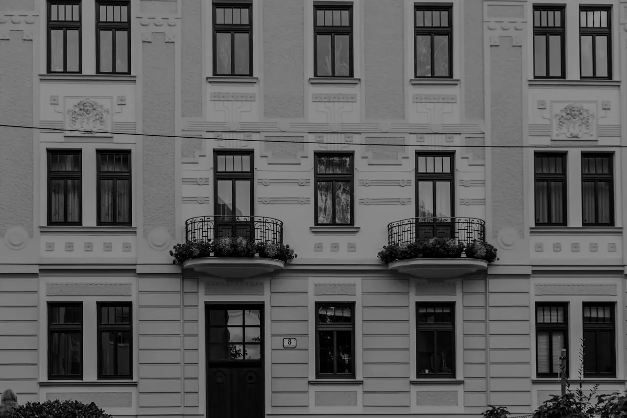 Sanierte Altbaufassade mit Balkonen – Salbuch rechnet jedes Immobilienobjekt durch, bevor Sie kaufen